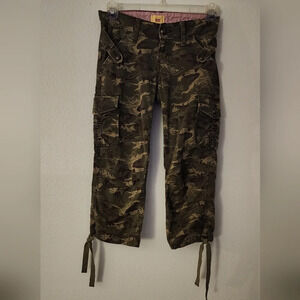 Levi's Camo Capri Jeans Distressed Toe Bottom  Size 3